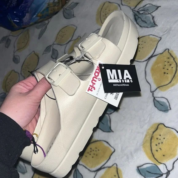 ✨BRAND NEW✨ MIA Sandals - Picture 3 of 4